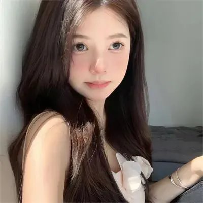走在雪地上的人